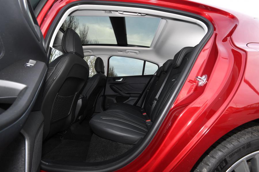 Интерьер Ford Focus Vignale 2018 года  (UK) (фото 13 из 14)